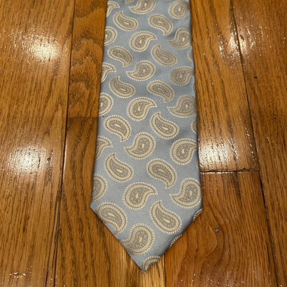 HAGGAR LIGHT BLUE & CREAM PAISLEY TIE - Picture 1 of 4